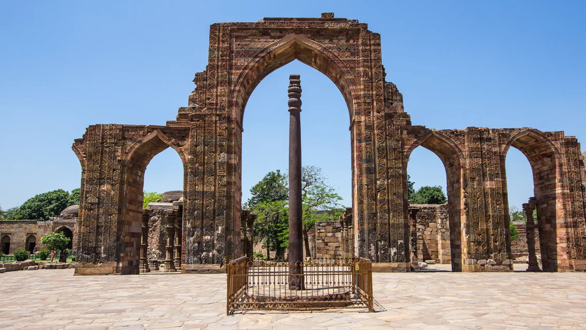 Cột sắt New Delhi nổi tiếng nằm bên trong quần thể Qutb Minar được UNESCO công nhận. (Ảnh: Allen Brown)