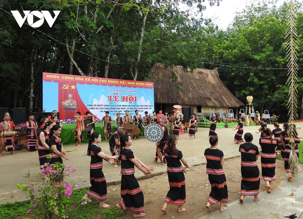 lang Dak rang tren bien gioi kon tum chinh thuc don khach du lich hinh anh 2