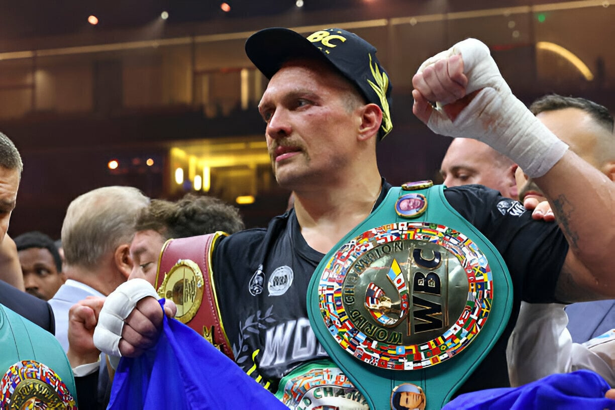 Usyk cùng đai vô địch WBC giành được từ Fury.