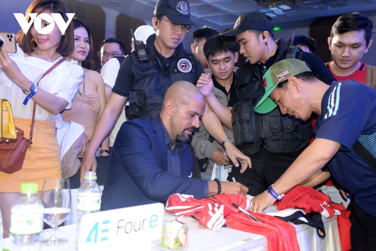 huyền thoại juan veron cùng sobin hoàng sơn đốn tim khán giả việt nam hình ảnh 4 huyen thoai juan veron cung sobin hoang son don tim khan gia viet nam hinh anh 4
