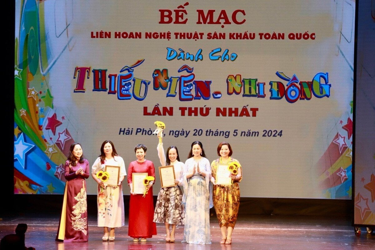 Bà Trần Thị Hoàng Mai - Giám đốc Sở Văn hóa và Thể thao Hải Phòng - trao huy 4 chương Vàng cho vở diễn.