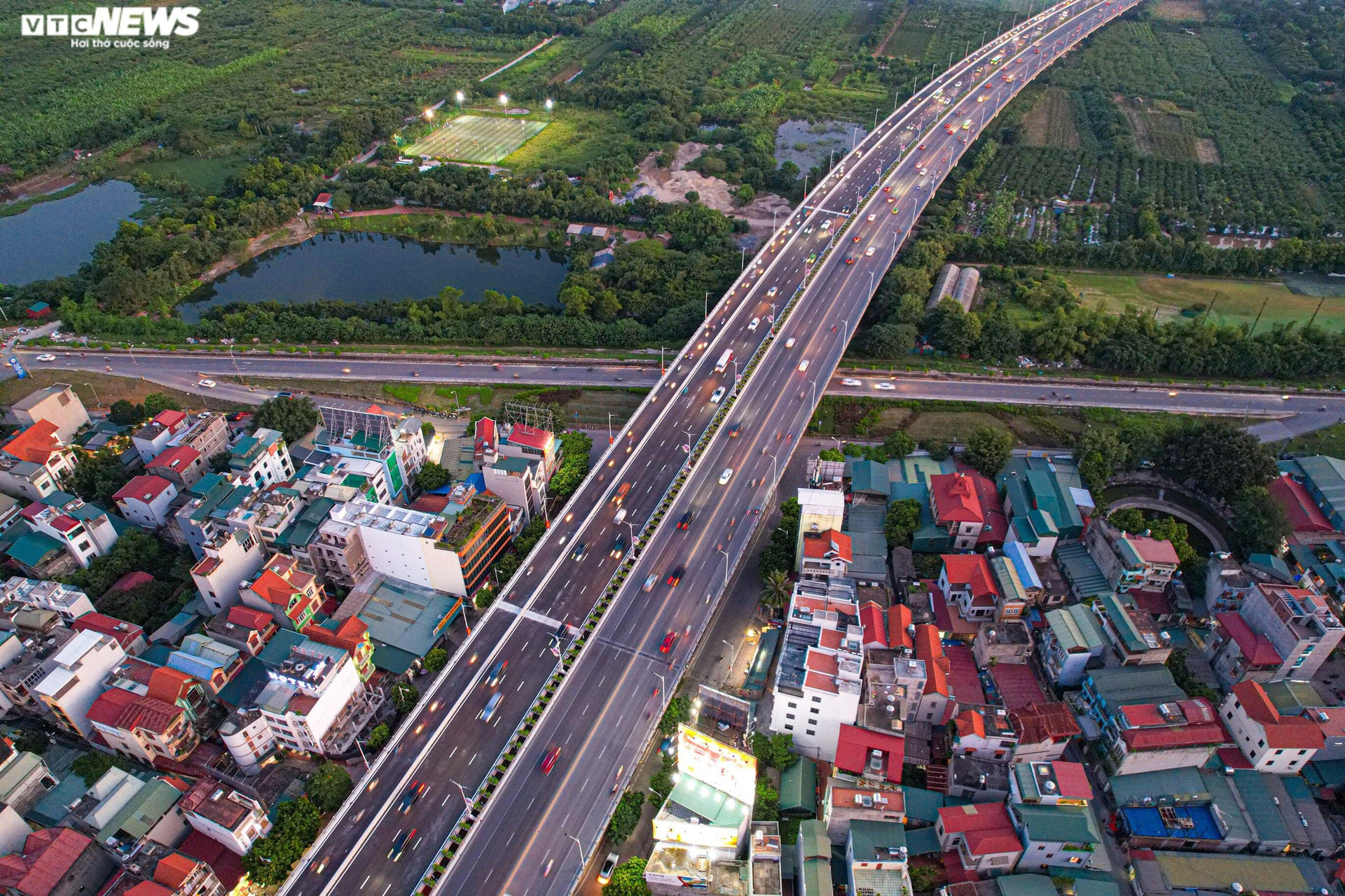 Cầu Vĩnh Tuy nối hai quận Long Biên và Hai Bà Trưng.