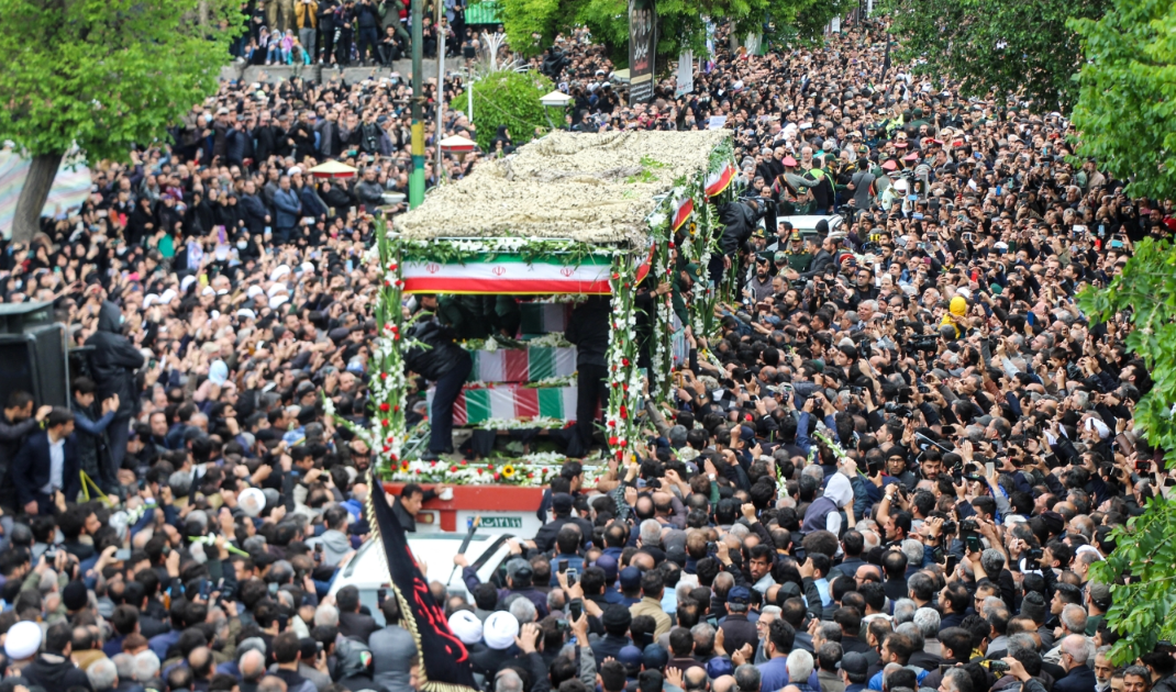 Hàng nghìn người tập quanh xe chở linh cữu cố Tổng thống Iran Ebrahim Raisi ở Tabriz ngày 21/5. (Ảnh: Getty)