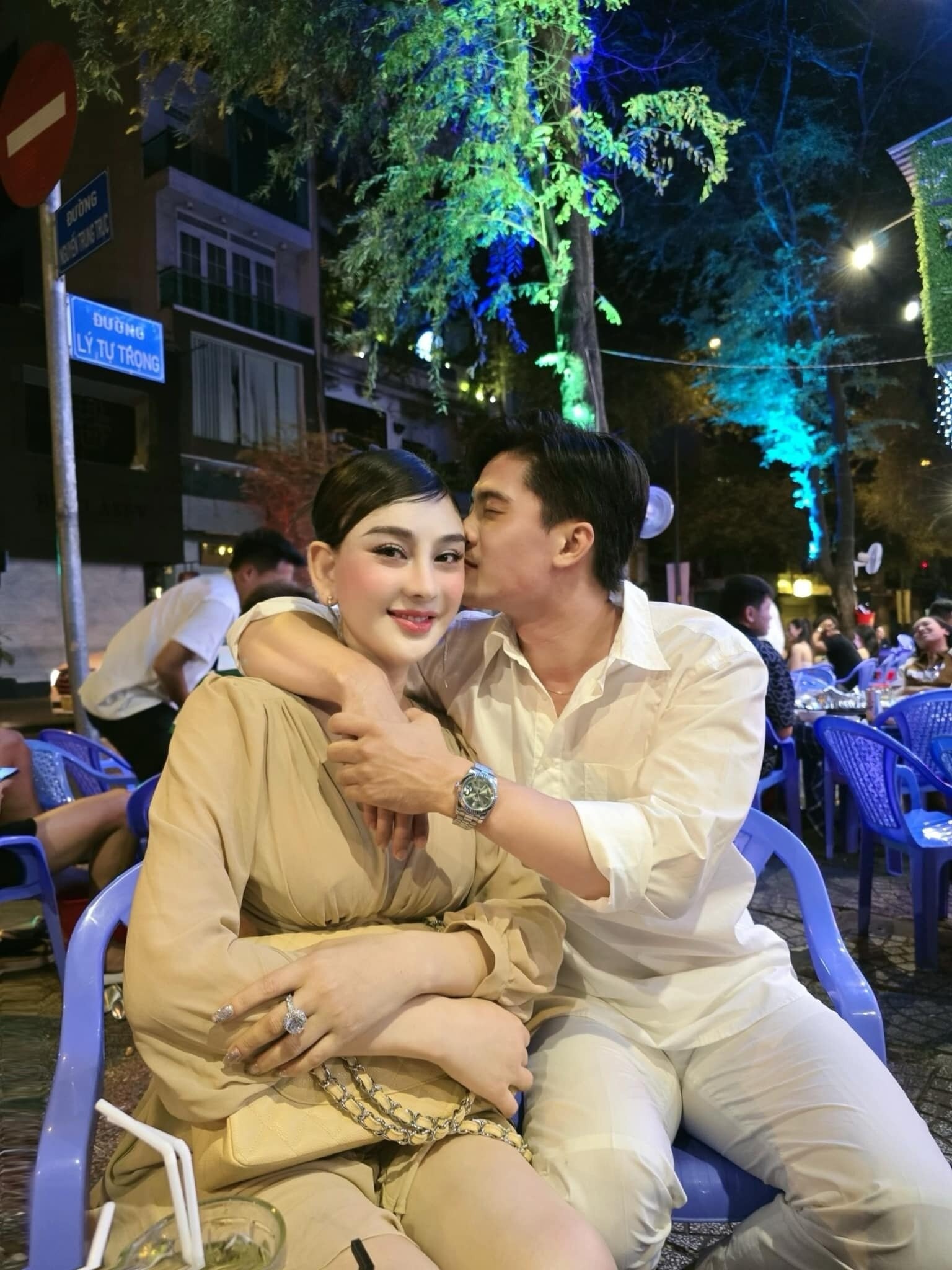 Sao Việt 23/5: Hà Kiều Anh tình tứ bên chồng, Lâm Khánh Chi khoe bạn trai - 2
