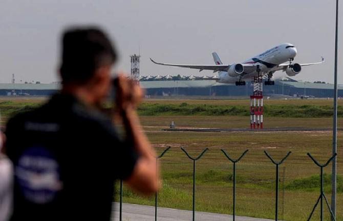 Ở đâu có sân bay, ở đó có air spotter (Ảnh: Malay Mail)