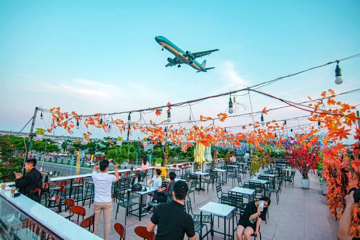 View ngắm máy bay lên xuống của một quán cà phê ở Đà Nẵng (Ảnh: nguoidanang.vn)