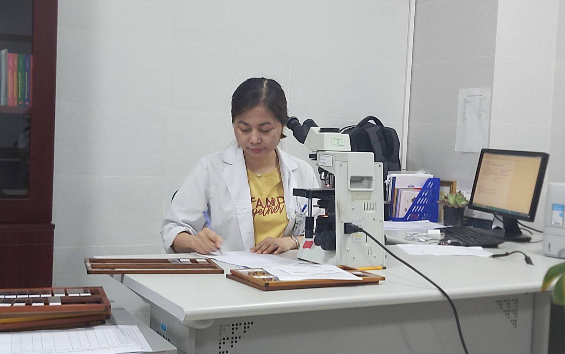 Bác sĩ Nhung hiện đã quay lại công việc tại Bệnh viện Bạch Mai. (Ảnh: NVCC)