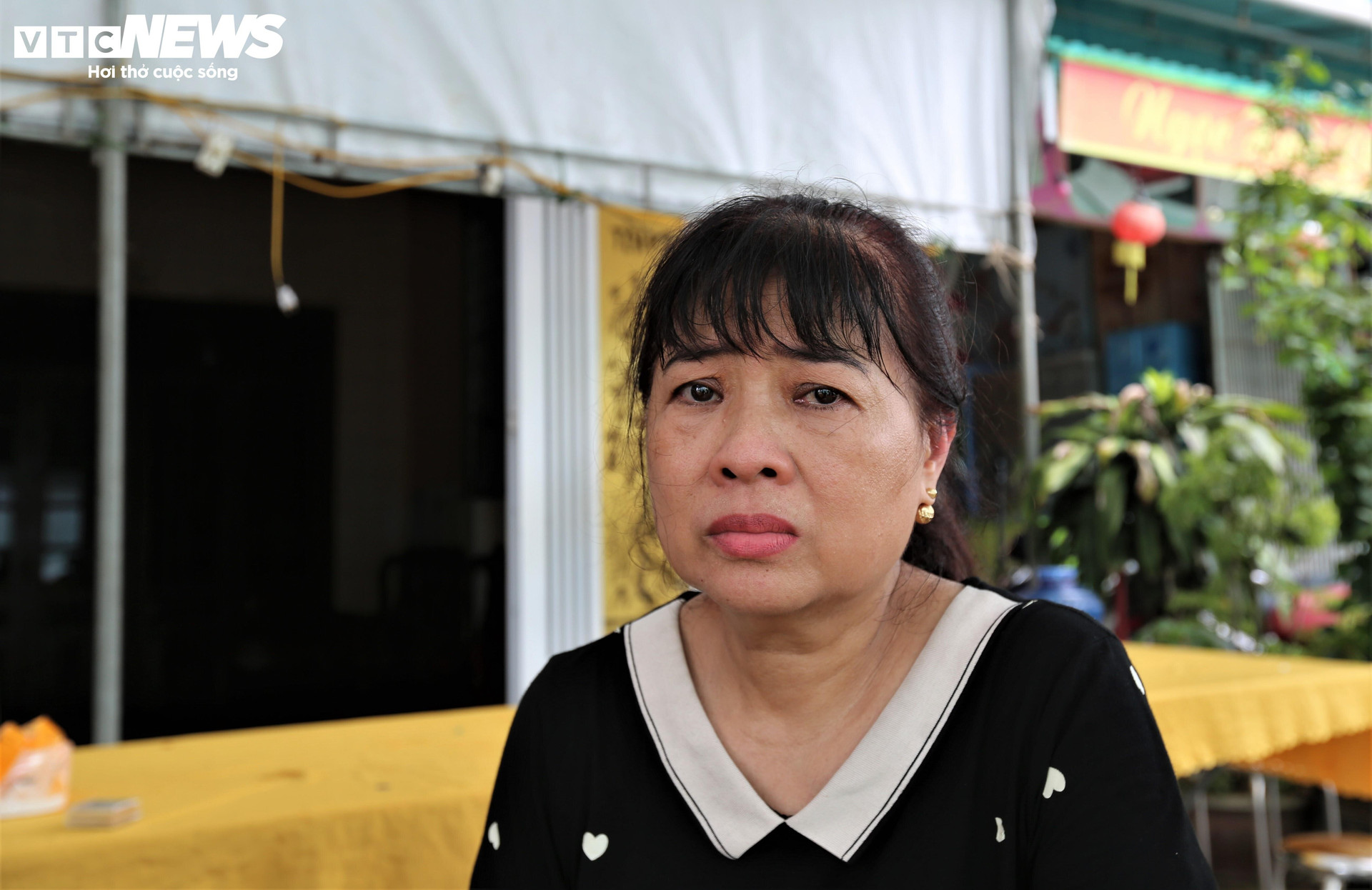 Bà Nguyễn Thị Hà Nam chưa tin cháu mình đã mất trong vụ cháy ở Hà Nội. (Ảnh: Trọng Tùng)