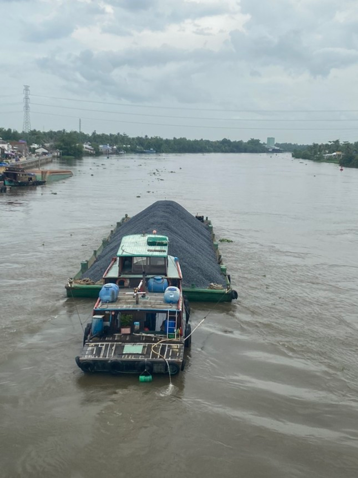 Tàu chở đá va phải cầu Măng Thít.