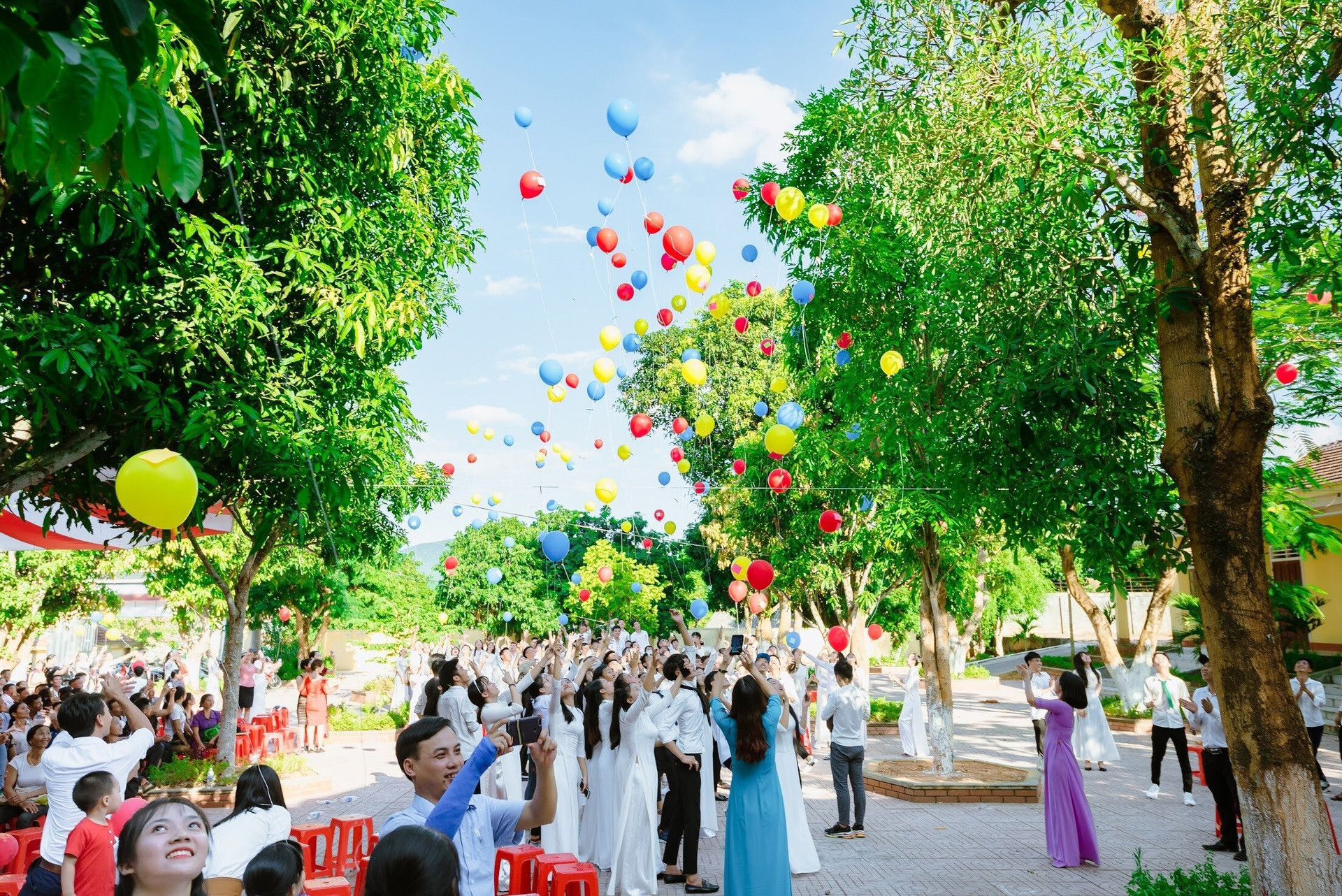 Khung cảnh hàng trăm chiếc bóng bay đầy màu sắc cùng nhau bay lên bầu trời xanh khiến ai nhìn vào cũng bồi hồi nhớ lại tuổi học trò.