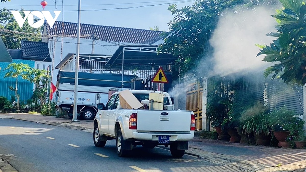 Dak nong bung phat sot xuat huyet, o loang quang trong binh nuoc quat dieu hoa hinh anh 1