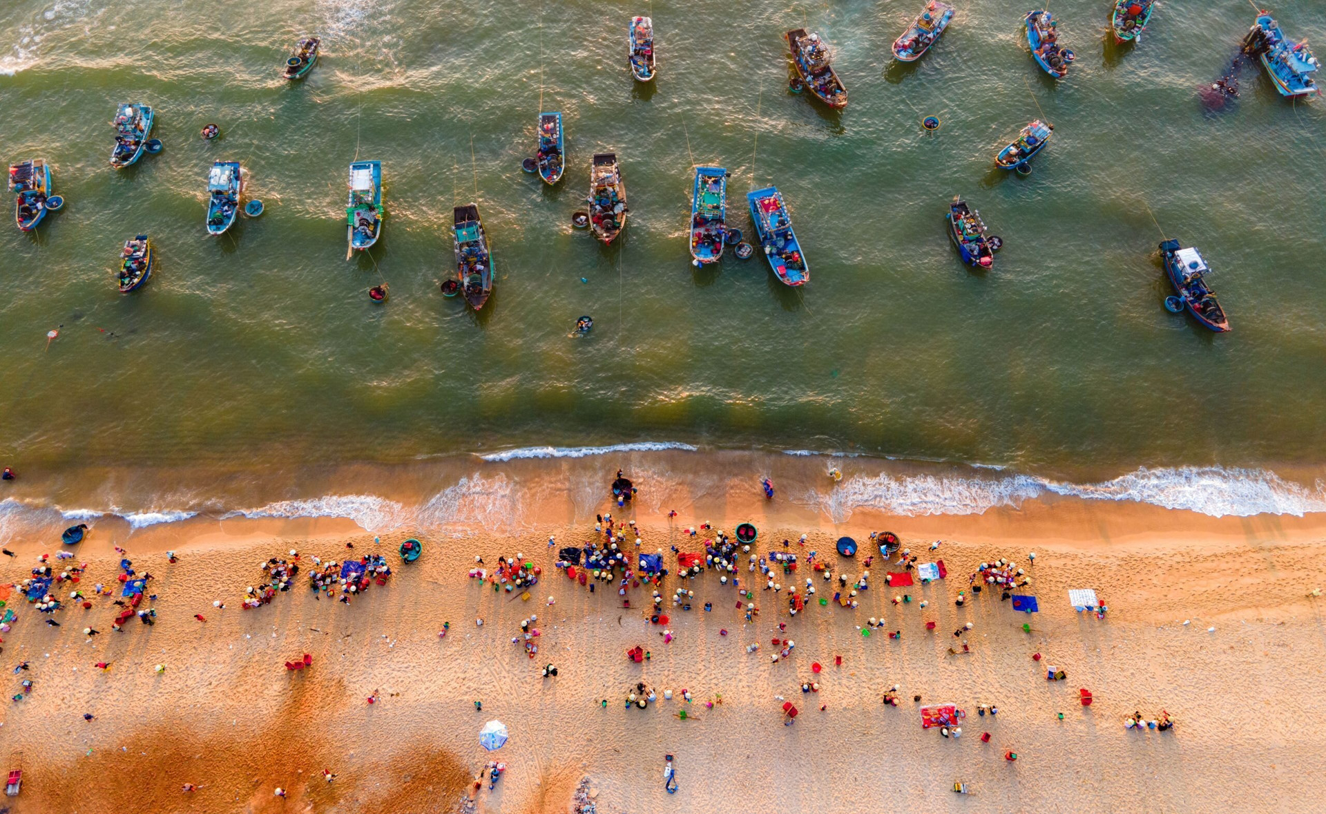 Cách TP. Đồng Hới chừng 10 km, Nhân Trạch (huyện Bố Trạch) sở hữu nét đẹp độc đáo của một vùng biển Quảng Bình đầy nắng gió.