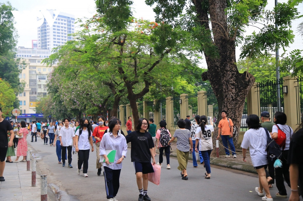 ky thi chuyen ngoai ngu bo me hoi hop, lo lang hon ca si tu hinh anh 1