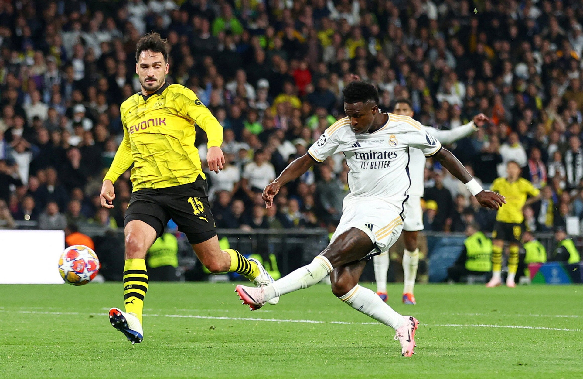 Vinicius Jr chớp thời cơ sau sai lầm của hàng thủ Dortmund. Tiền đạo người Brazil ghi bàn bàn thắng nâng tỷ số lên 2-0 ở phút 83. (Ảnh: Reuters)