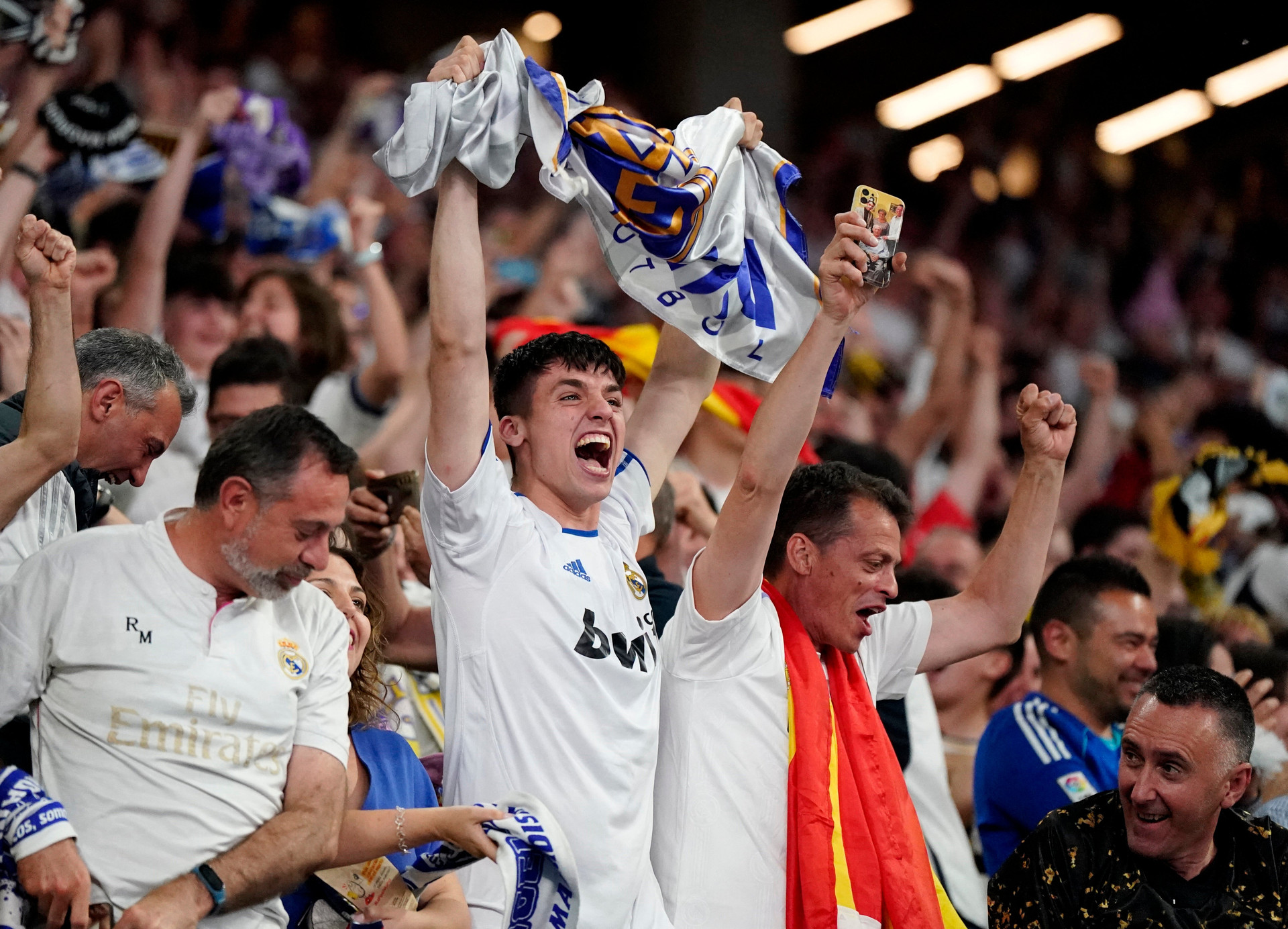 Trái ngược với sự buồn bã của cổ động viên Dortmund là niềm vui của người hâm mộ Real Madrid. (Ảnh: Reuters)