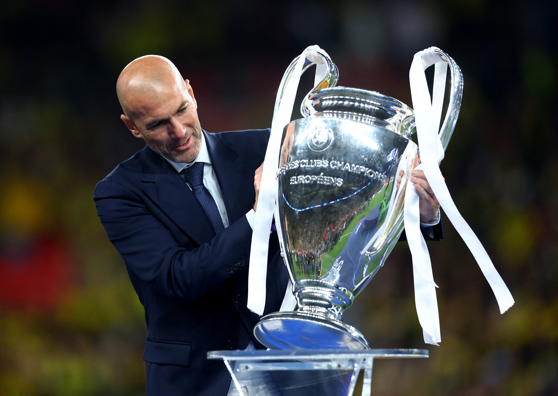 Cựu huấn luyện viên Real Madrid Zinedine Zidane người mang chiếc cúp Champions League lên bục trao giải. Ông từng giúp đội bóng của Tây Ban Nha đăng quang 3 lần liên tiếp. (Ảnh: Reuters)