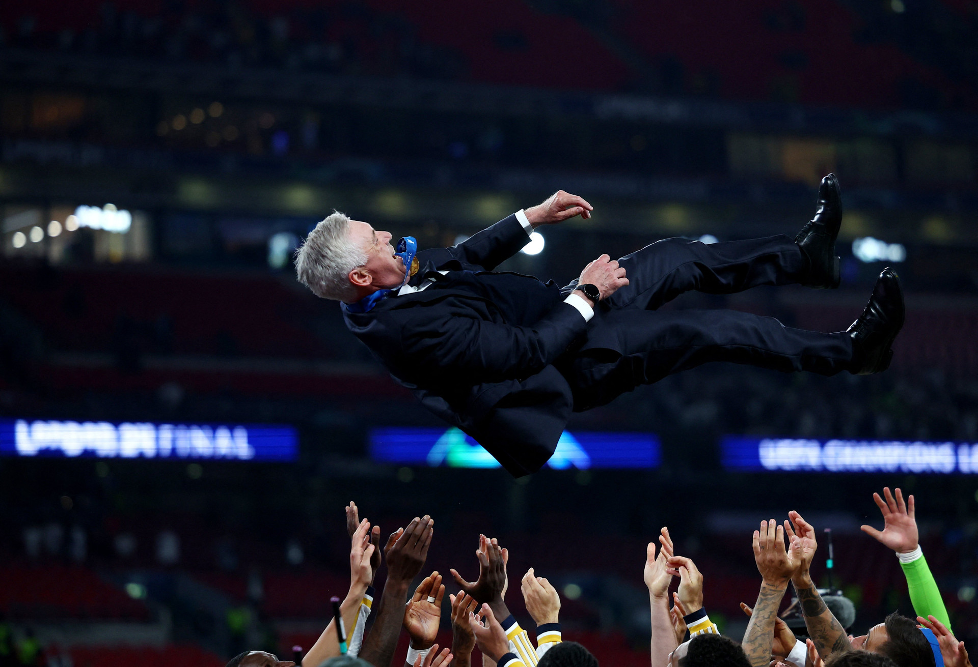 Huấn luyện viên Carlo Ancelotti được các cầu thủ Real Madrid tung lên cao. (Ảnh: Reuters)