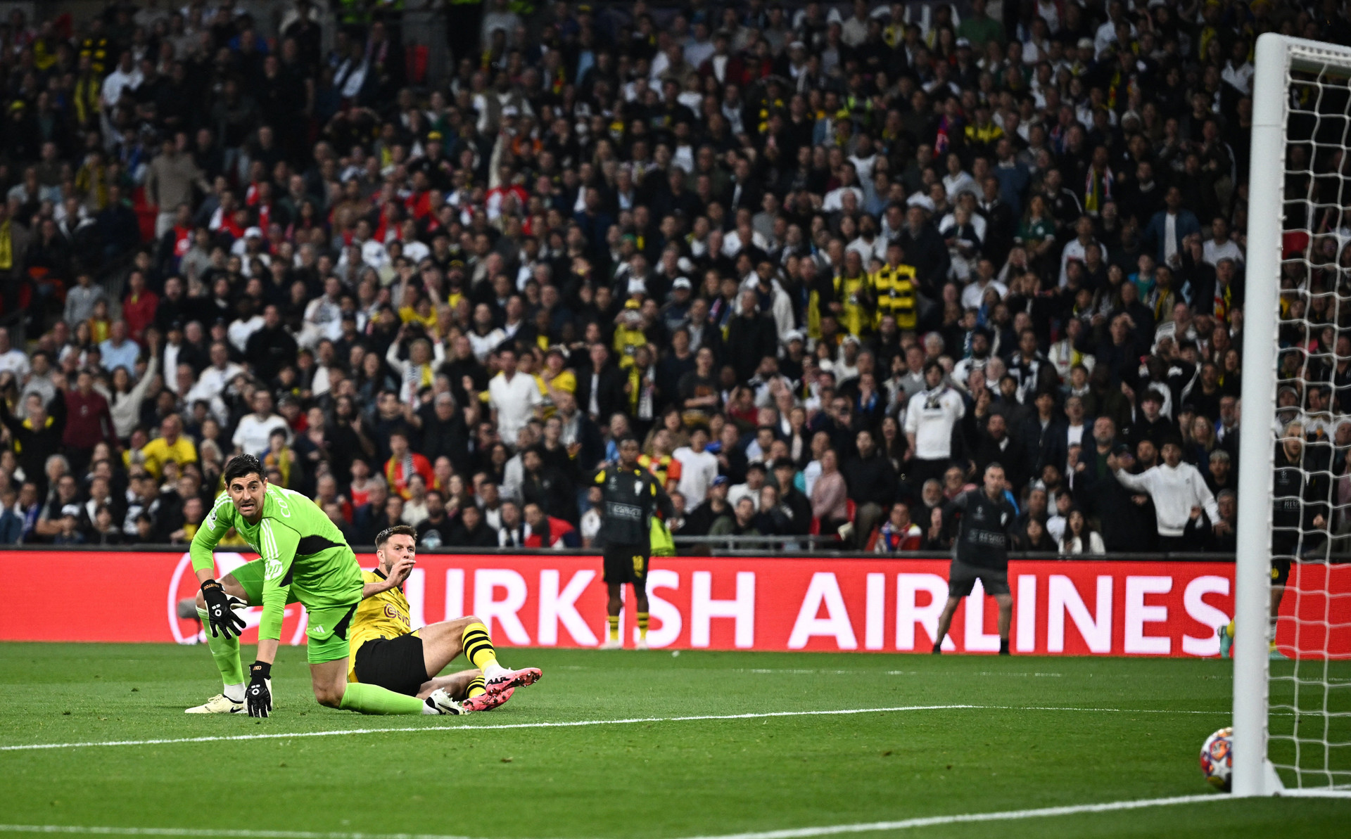 Niclas Fullkrug bỏ lỡ cơ hội đưa Dortmund dẫn trước sau cú sút đập cột ở hiệp một. (Ảnh: Reuters)