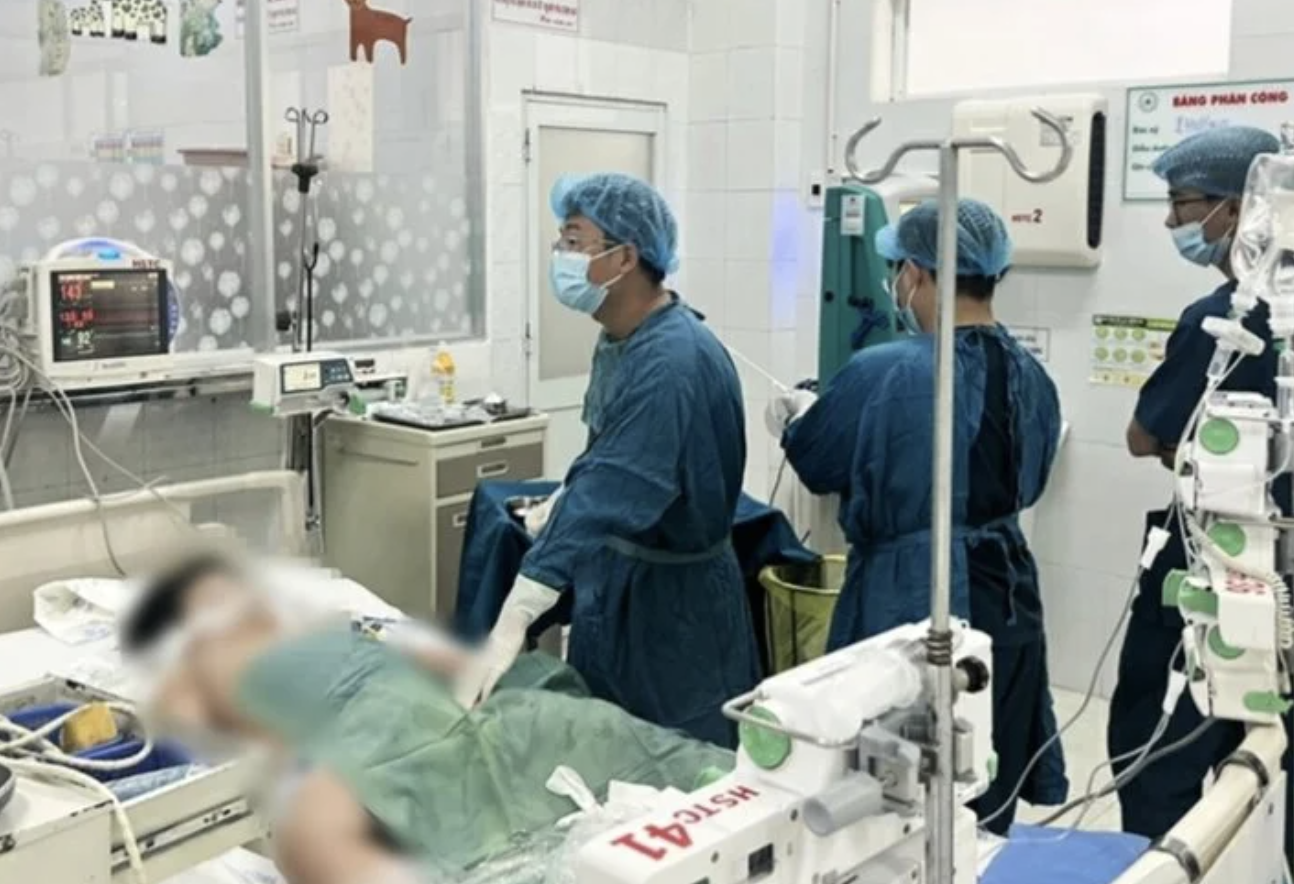 Tại Khoa Hồi sức tích cực chống độc Bệnh viện Nhi đồng 1, bé H. vẫn trong tình trạng sốc nhiễm trùng nặng, tổn thương đa cơ quan, tổn thương não.