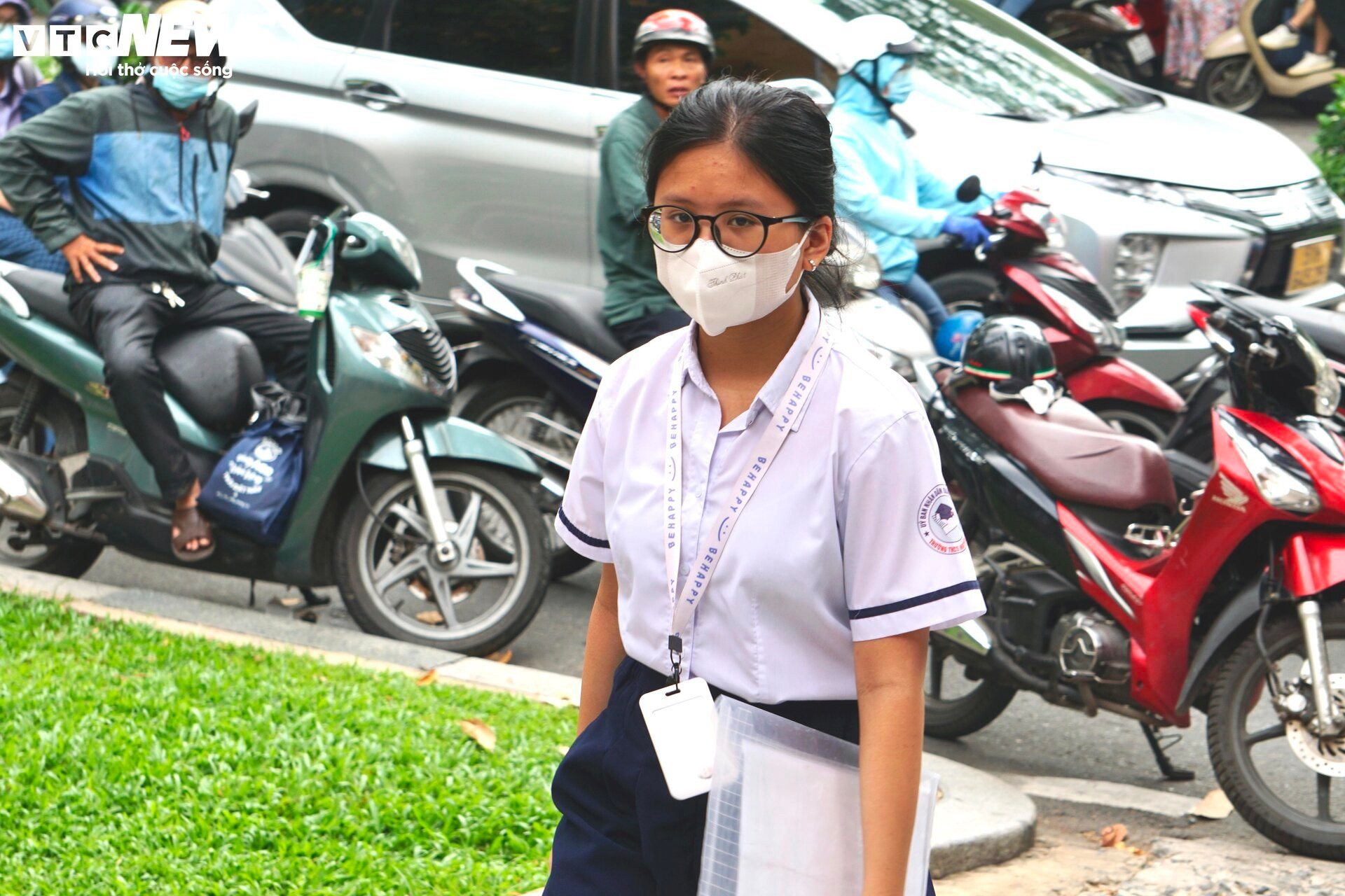 Gần 100.000 thí sinh TP.HCM làm thủ tục dự thi lớp 10  - 2