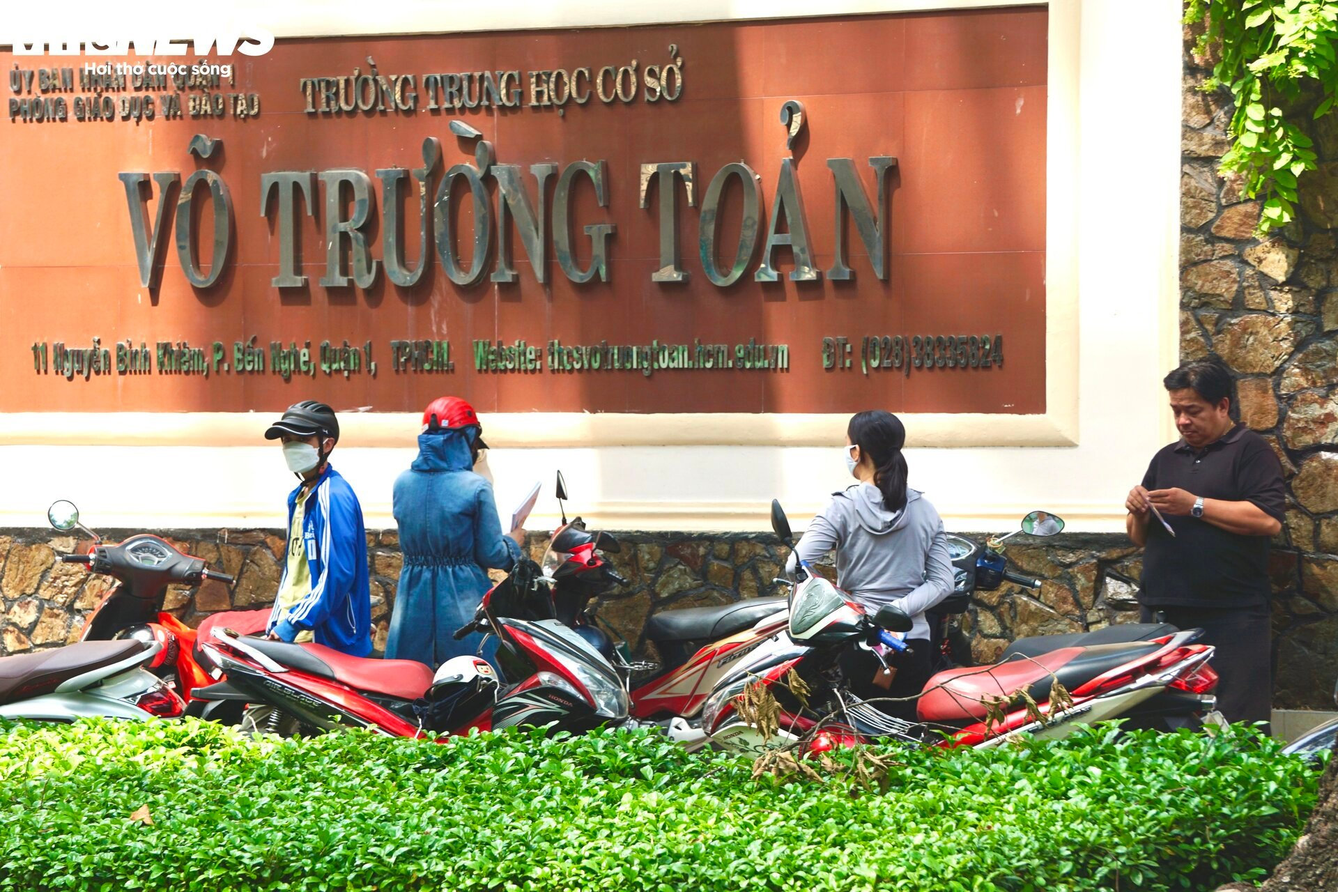 Gần 100.000 thí sinh TP.HCM làm thủ tục dự thi lớp 10  - 1
