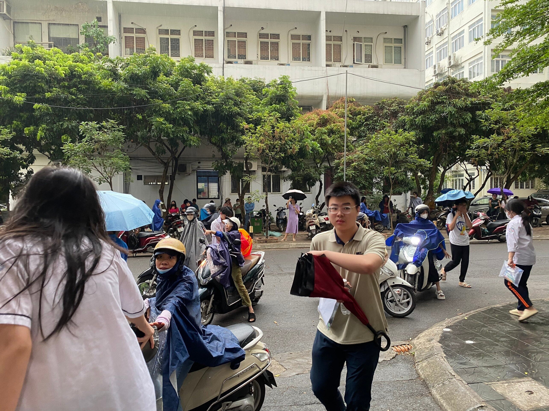 Riêng học sinh đăng ký thi chuyên Tin có thể chọn làm bài môn Toán hoặc môn Tin. Với lớp chuyên Địa lý, trường dành 50% chỉ tiêu cho thí sinh làm bài chuyên Địa, 50% dành cho thí sinh đã thi chuyên khác nhưng không đỗ.