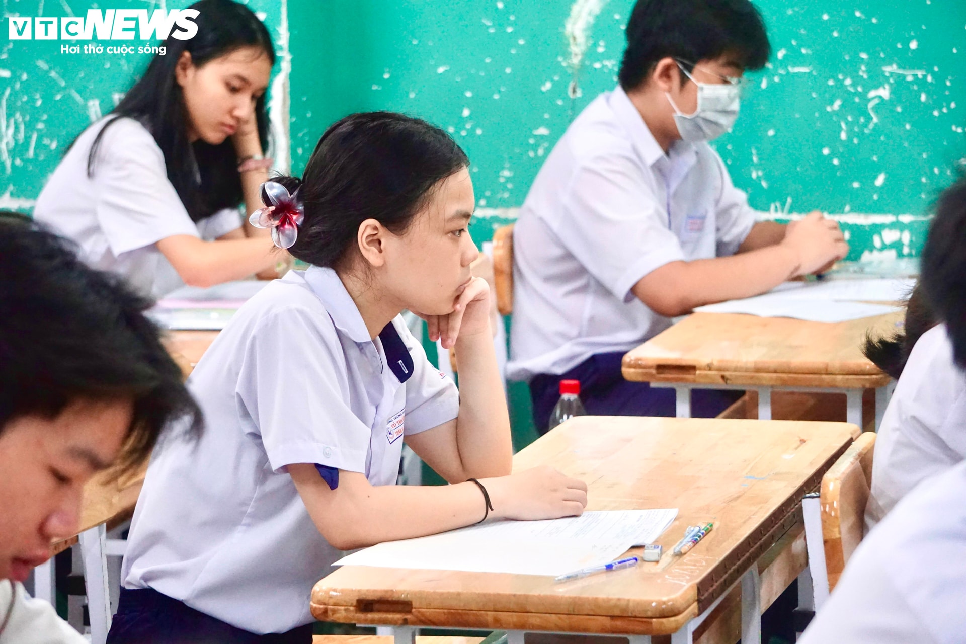 Gợi ý đáp án môn Văn thi vào lớp 10 TP.HCM năm 2024.