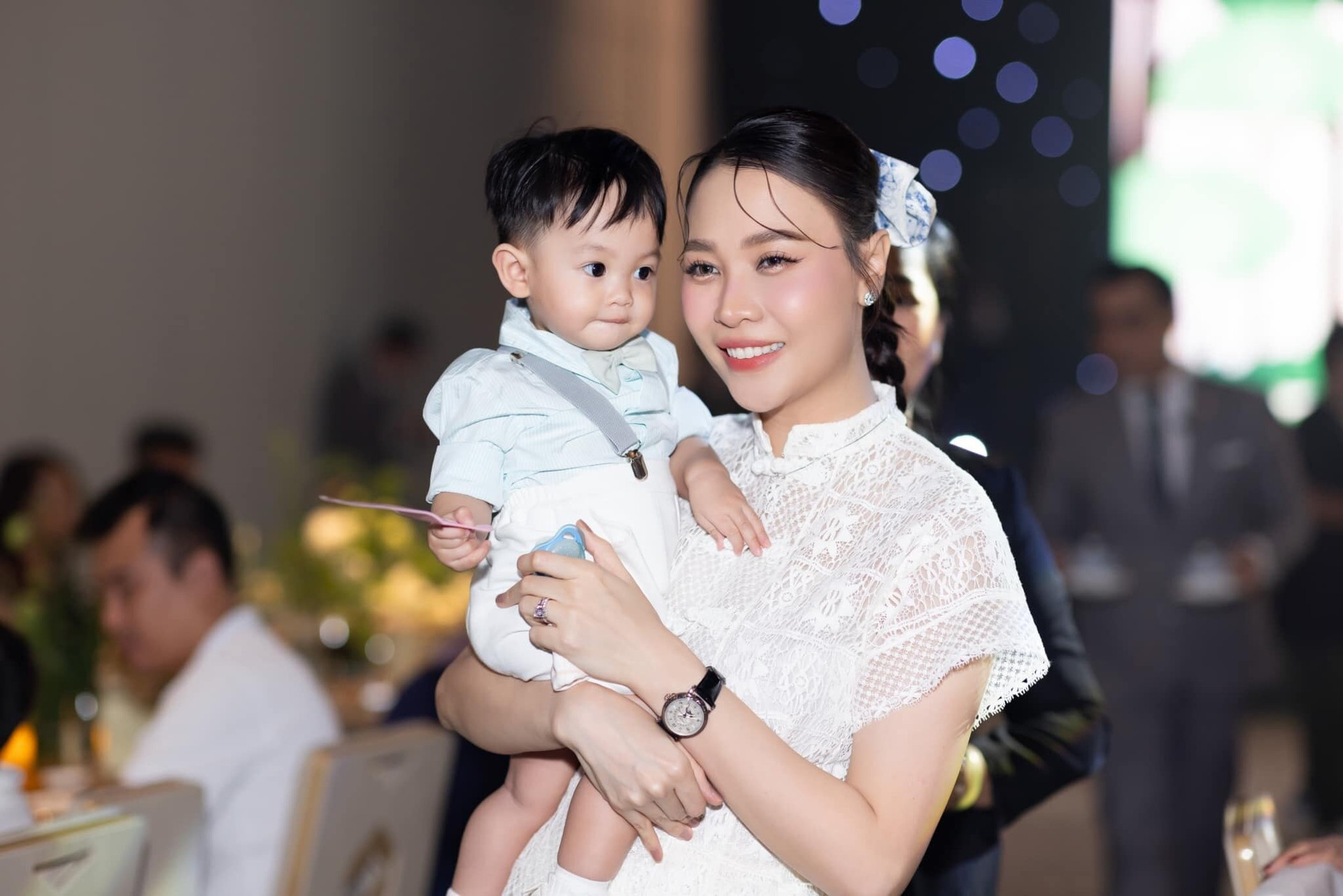 Bé Sutin - con trai Đàm Thu Trang và Cường Đô La vừa được bố mẹ tổ chức sinh nhật tròn 1 tuổi hoành tráng. Cặp đôi muốn cùng con tạo nên những kỷ niệm đáng nhớ nhất trong ngày sinh nhật đầu đời.