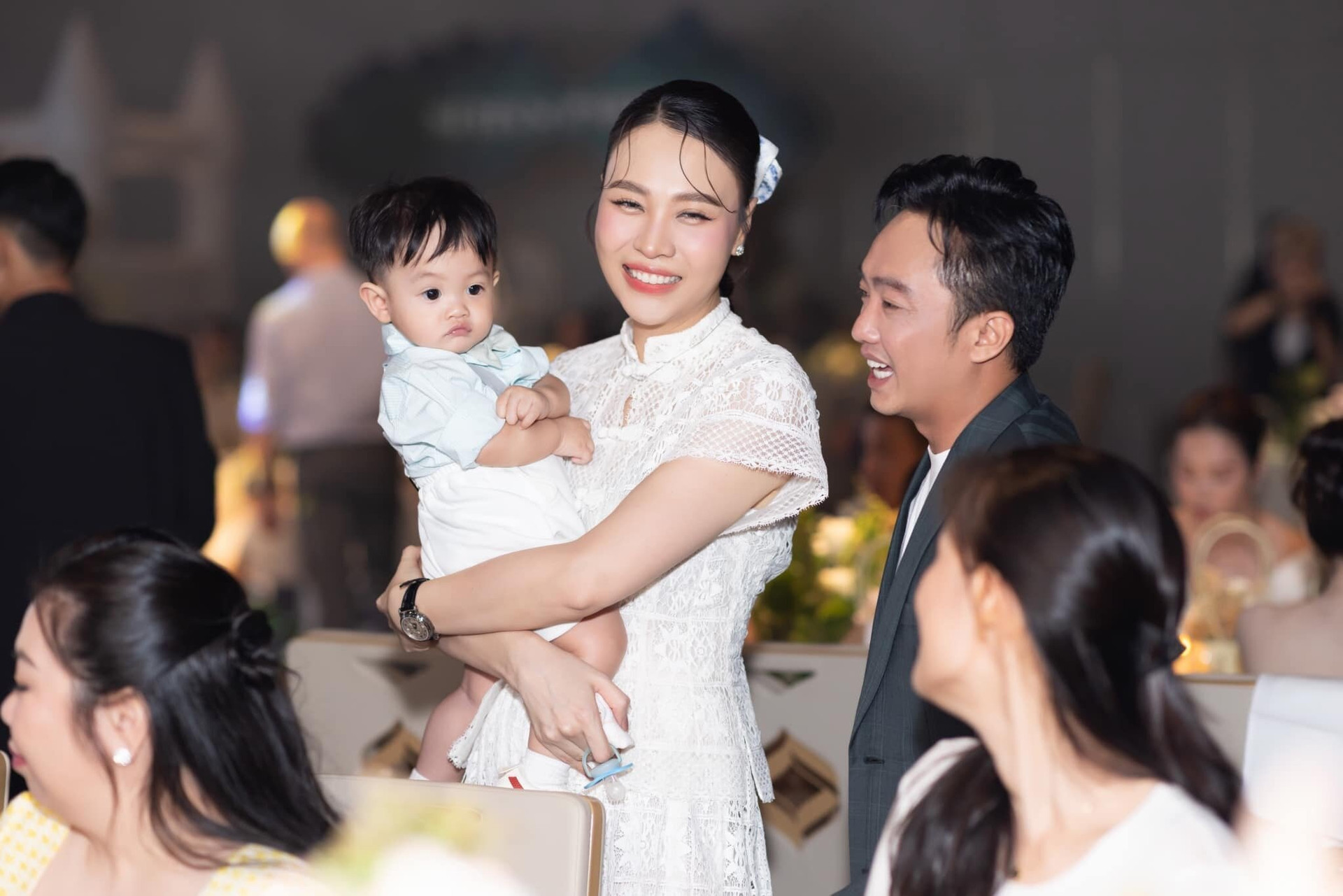 Cuối tháng 5/2023, Đàm Thu Trang hạ sinh con trai cho Cường Đô La. Cậu nhóc được khán giả nhận xét là bản sao của bố và chị gái Suchin.