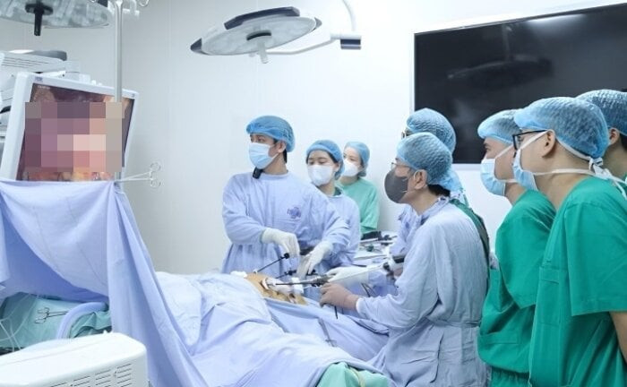 Bác sĩ Hà Hải Nam và ê-kíp phẫu thuật cho bệnh nhân mắc bệnh lý đường tiêu hoá (Ảnh: BSCC)