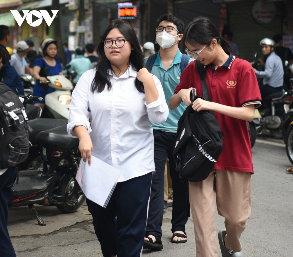 hoc sinh ha noi den som truoc ca tieng lam thu tuc du thi vao lop 10 hinh anh 2