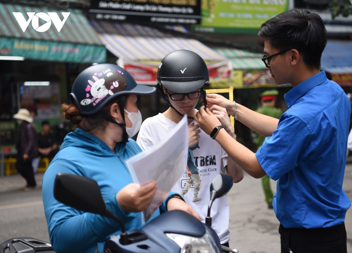 hoc sinh ha noi den som truoc ca tieng lam thu tuc du thi vao lop 10 hinh anh 5