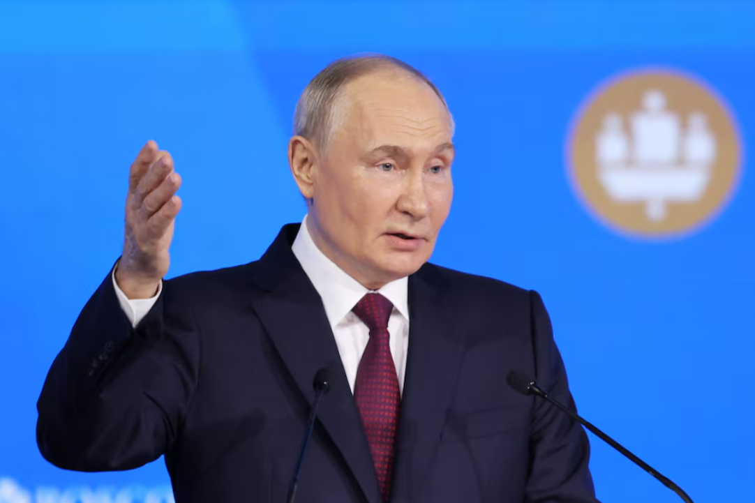 Tổng thống Nga Vladimir Putin phát biểu trong phiên hỏi đáp tại Diễn đàn Kinh tế Quốc tế St. Petersburg, ngày 7/6. (Ảnh: Reuters)