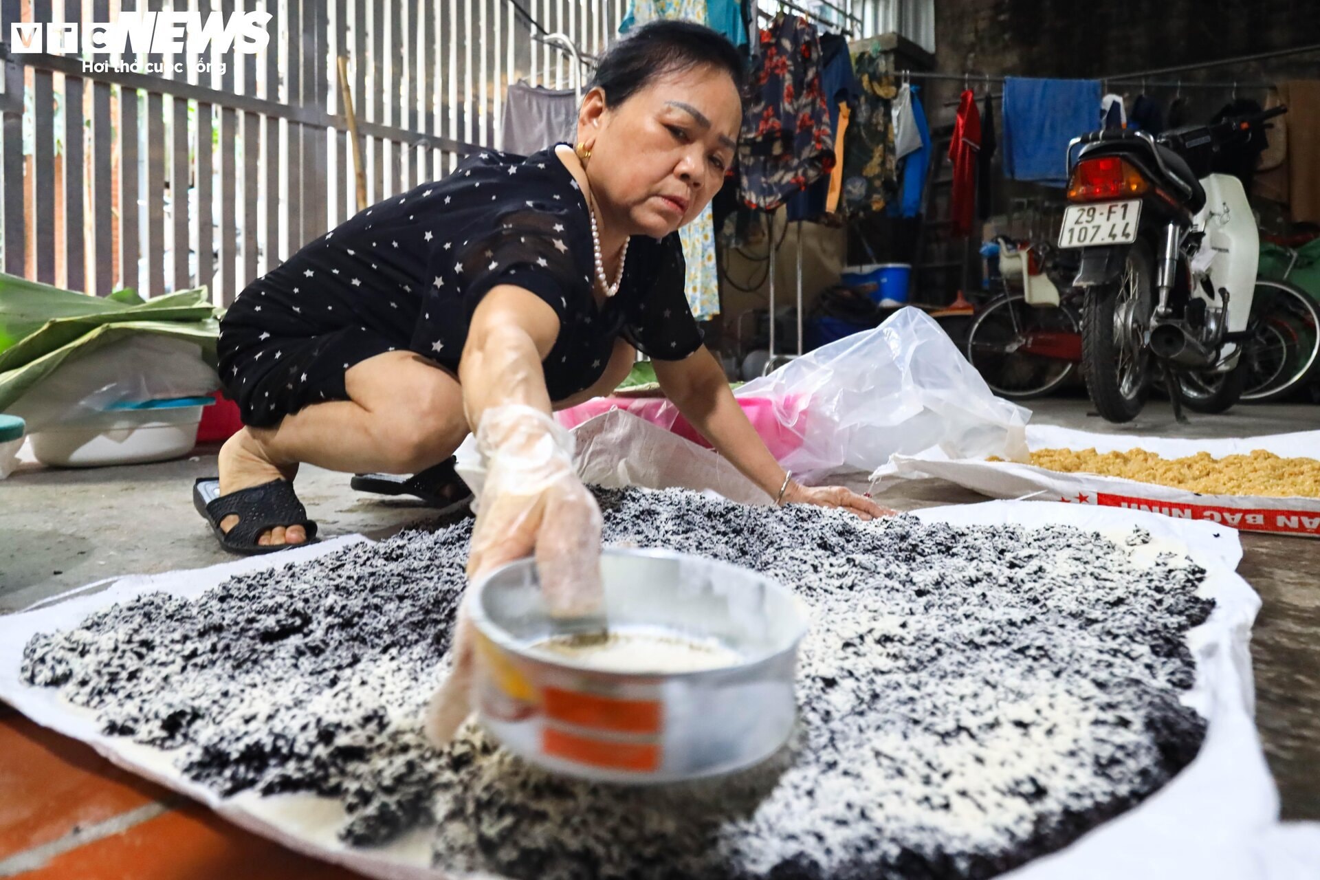 'Thủ phủ' rượu nếp ở Hà Nội sáng đèn suốt đêm trước ngày Tết Đoan Ngọ - 2