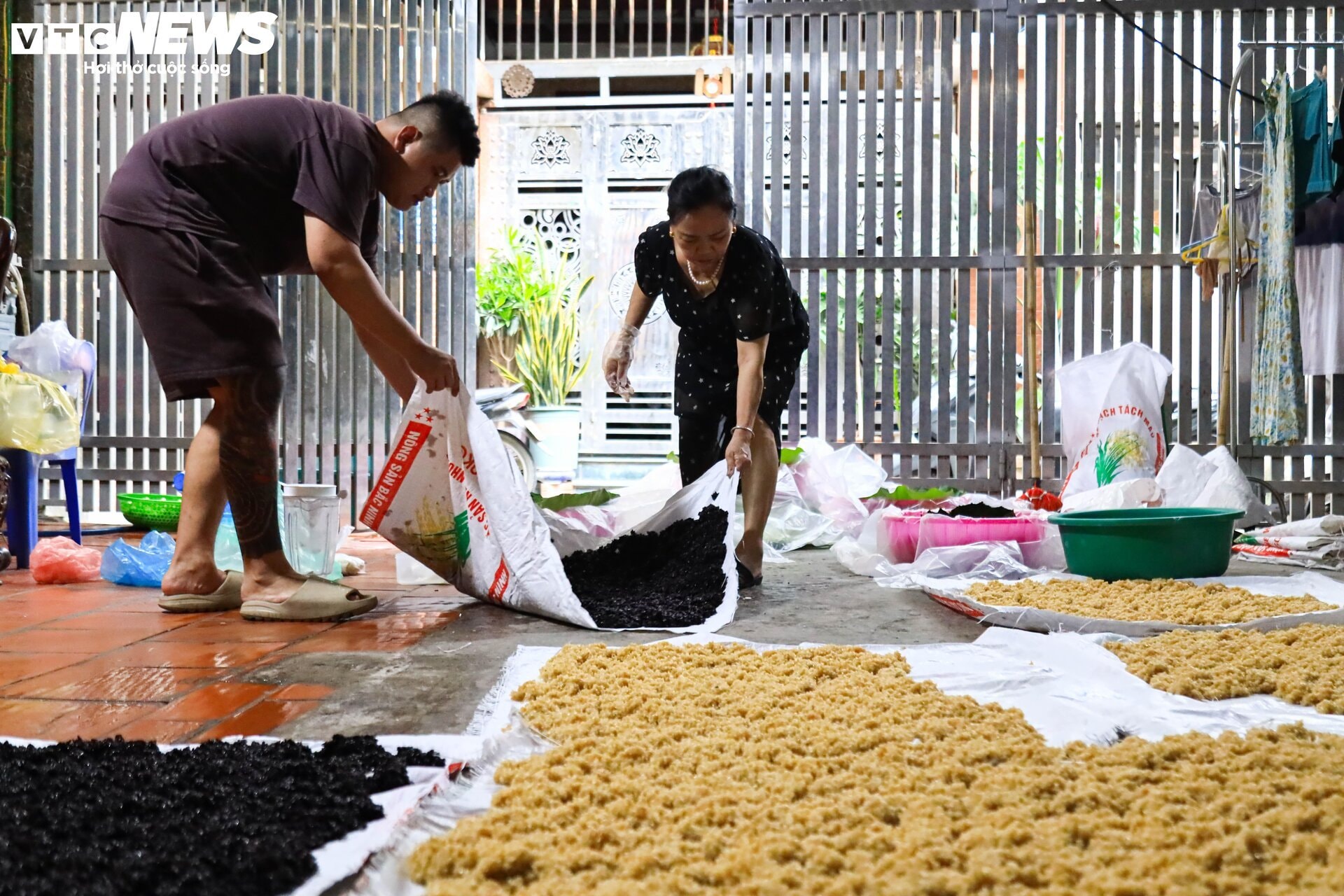 'Thủ phủ' rượu nếp ở Hà Nội sáng đèn suốt đêm trước ngày Tết Đoan Ngọ - 3