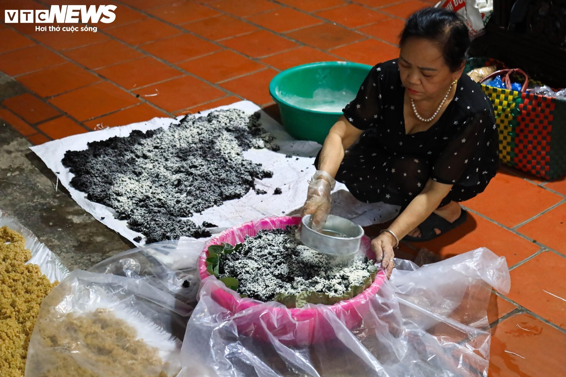 'Thủ phủ' rượu nếp ở Hà Nội sáng đèn suốt đêm trước ngày Tết Đoan Ngọ - 12