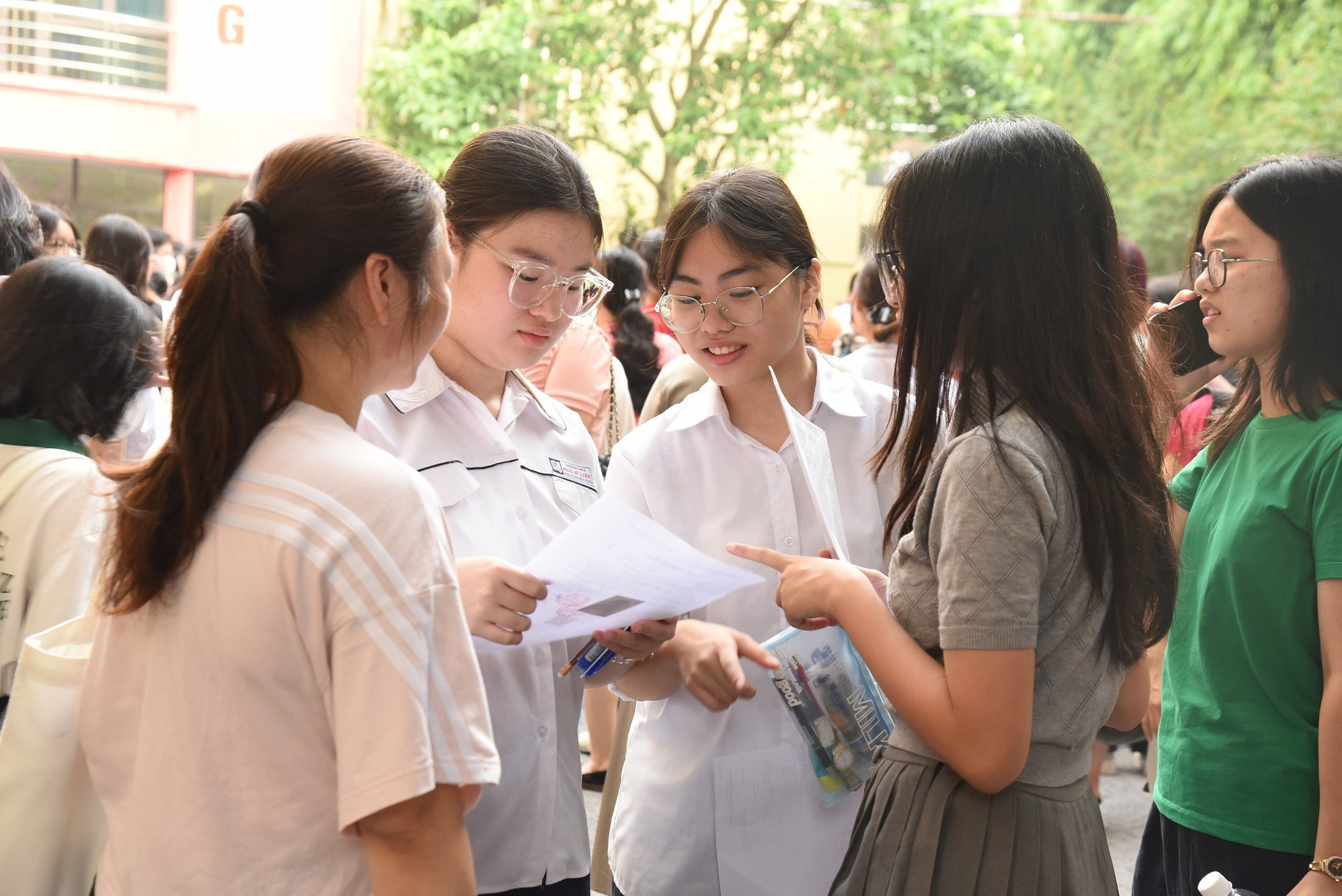 Sáng nay, sĩ tử Hà Nội bước vào làm bài thi môn Toán