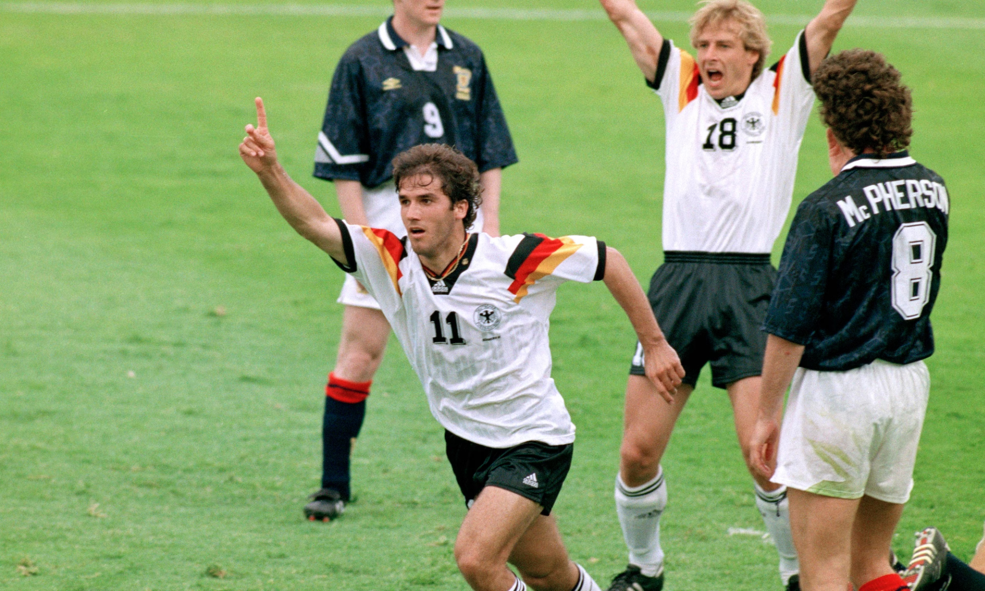 ĐT Đức thắng 2-0 ĐT Scotland tại Euro 1992.