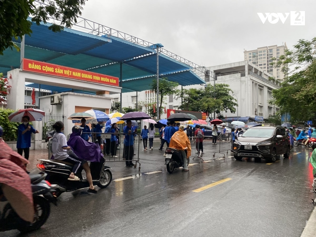 sac xanh tinh nguyen dua don thi sinh thi vao lop 10 trong con mua hinh anh 10