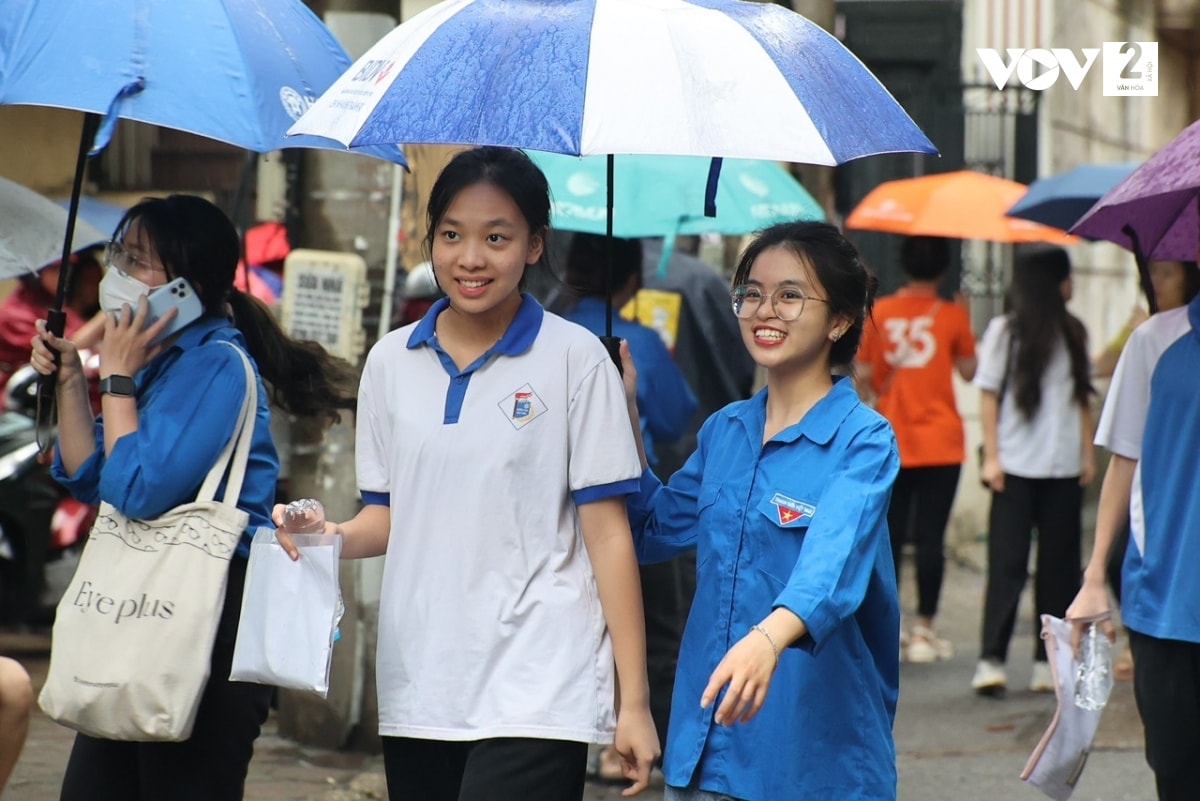 sac xanh tinh nguyen dua don thi sinh thi vao lop 10 trong con mua hinh anh 2