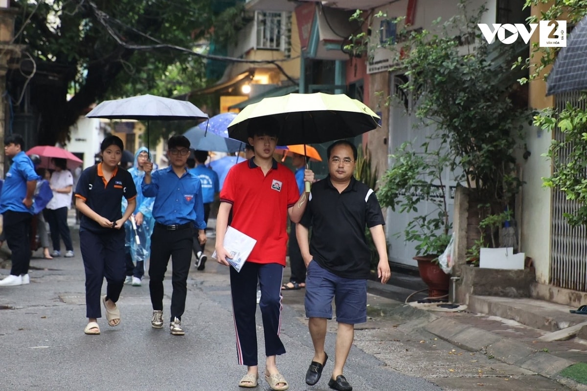 sac xanh tinh nguyen dua don thi sinh thi vao lop 10 trong con mua hinh anh 9