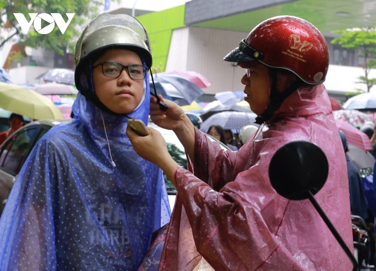 thi vao 10 ha noi De toan vua suc, thi sinh tu tin dat 7-8 diem hinh anh 3