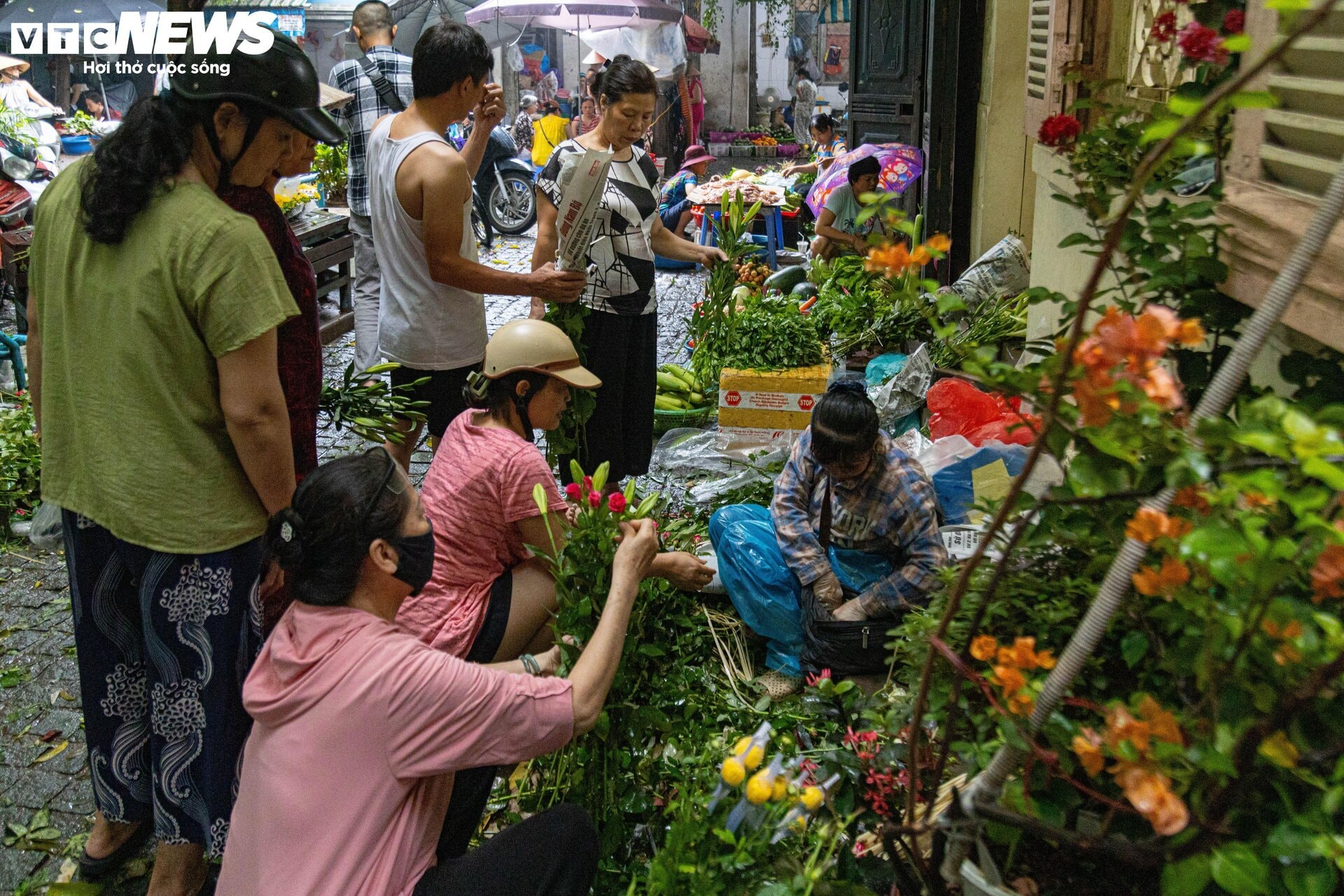 Tết Đoan Ngọ 2024: Rượu nếp cháy hàng, vải thiều và mận hậu đội giá  - 13