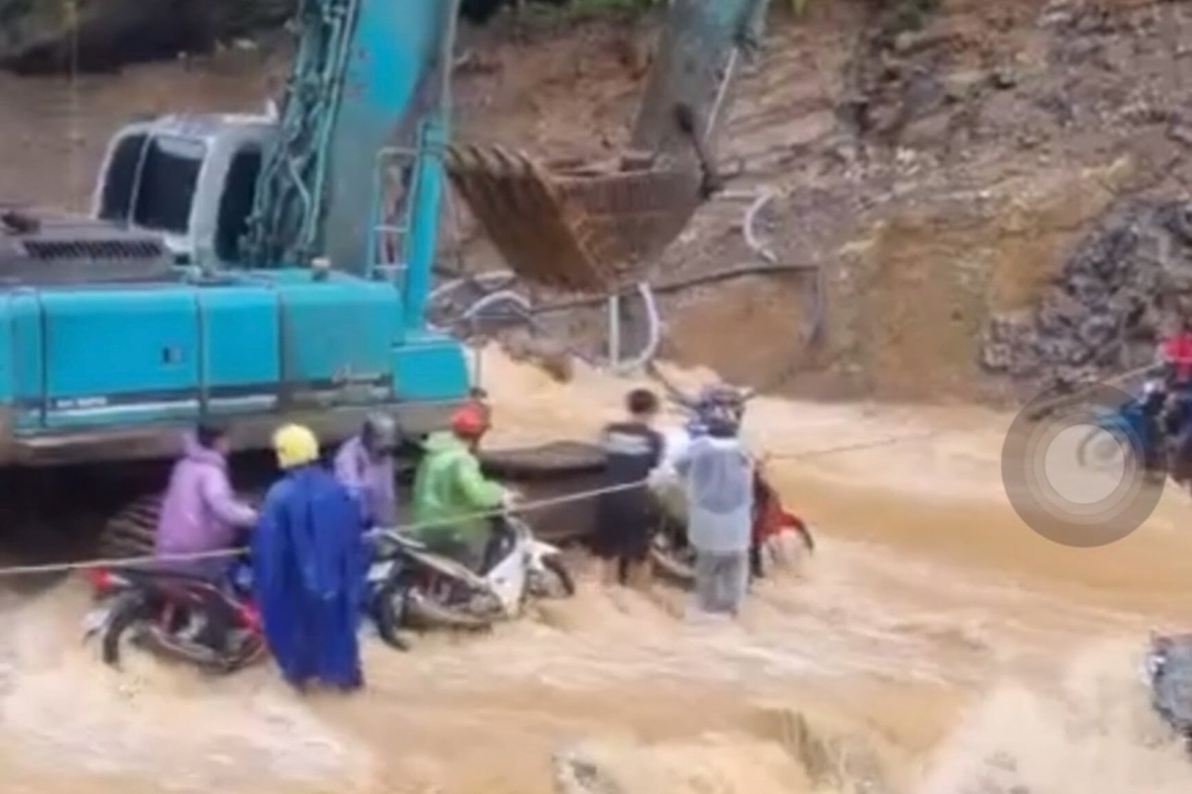 Trước đó, chiều 9/6, Hà Giang mưa lớn, nước từ các khe núi đổ ra đường xuống sông Nho Quế ở huyện Mèo Vạc khiến nhiều xe khách, xe tải và xe máy của du khách bị mắc kẹt. Công an huyện Mèo Vạc đã tăng cường lực lượng, xuyên đêm đặt biển chỉ dẫn, căng dây cảnh báo, chốt chặn tại đầu tuyến đường xuống Sông Nho Quế, vào 3 xã biên giới.