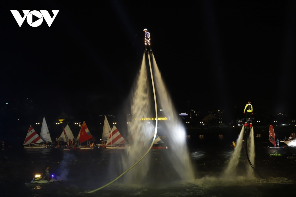 mãn nhãn với màn trình diễn drone show bế mạc lễ hội sông nước tp.hcm lần 2 hình ảnh 4 man nhan voi man trinh dien drone show be mac le hoi song nuoc tp.hcm lan 2 hinh anh 4