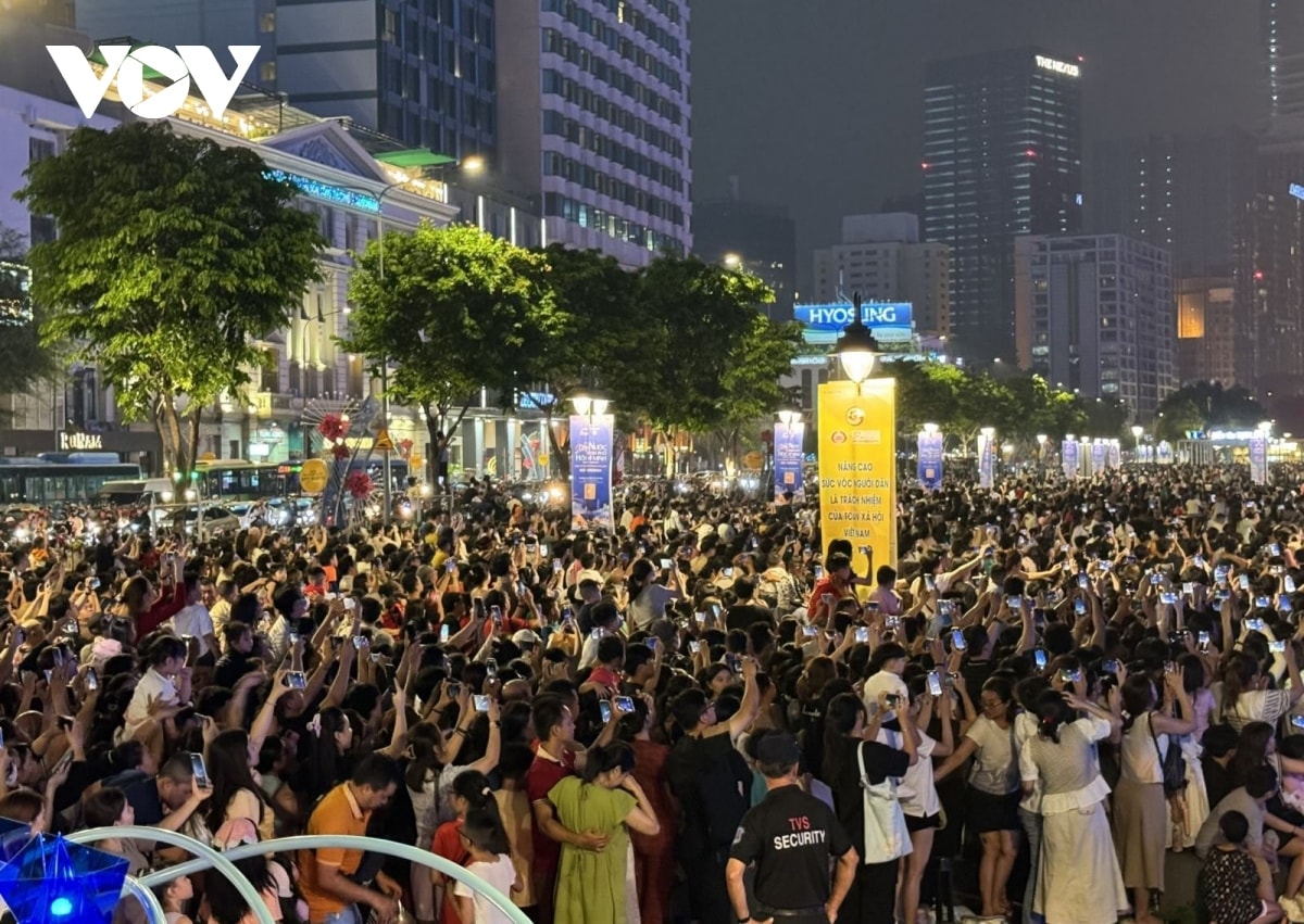 mãn nhãn với màn trình diễn drone show bế mạc lễ hội sông nước tp.hcm lần 2 hình ảnh 1 man nhan voi man trinh dien drone show be mac le hoi song nuoc tp.hcm lan 2 hinh anh 1