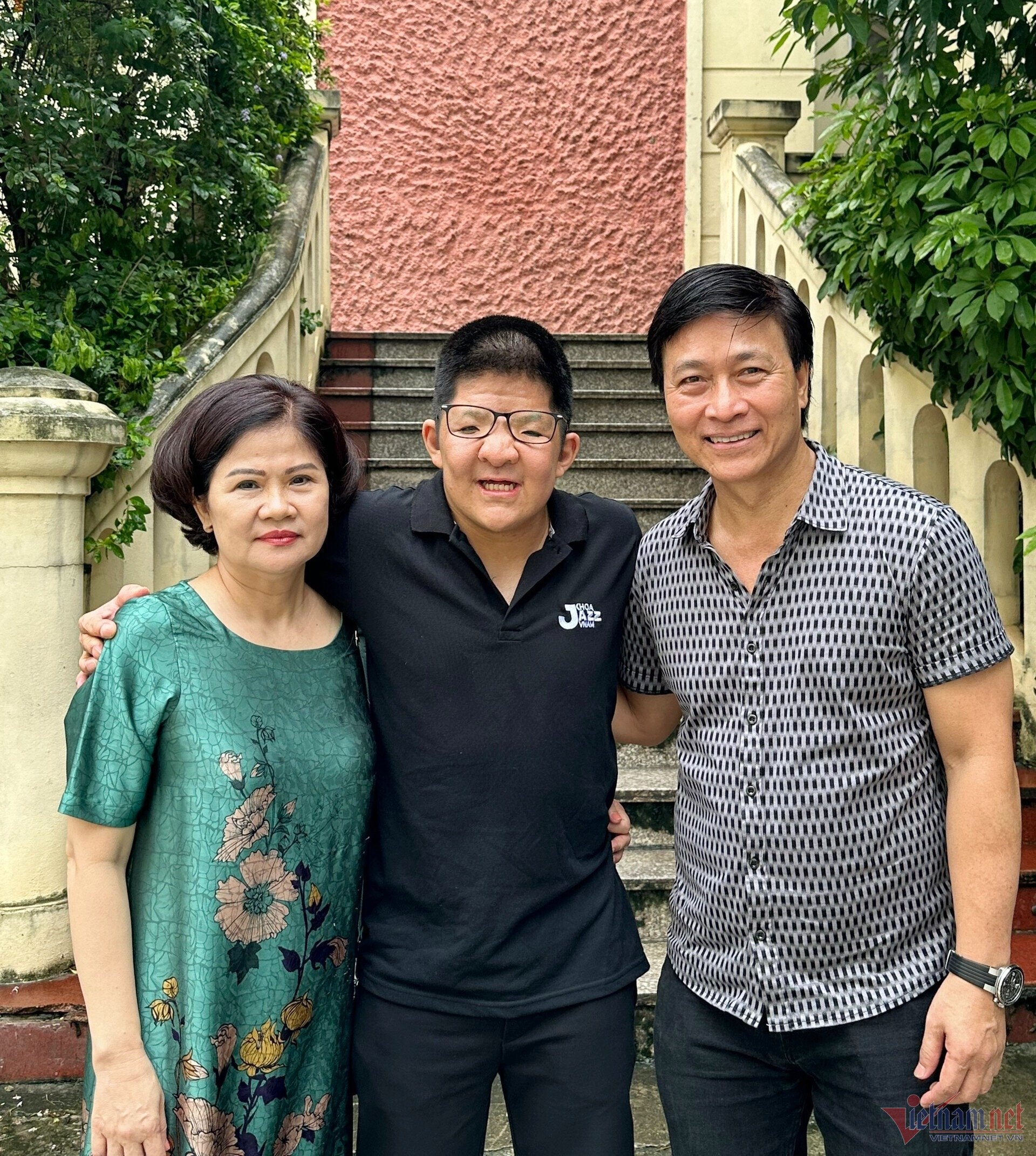 Vợ chồng Quốc Tuấn xúc động, hạnh phúc trong ngày tốt nghiệp của con trai (Ảnh: Vietnamnet).