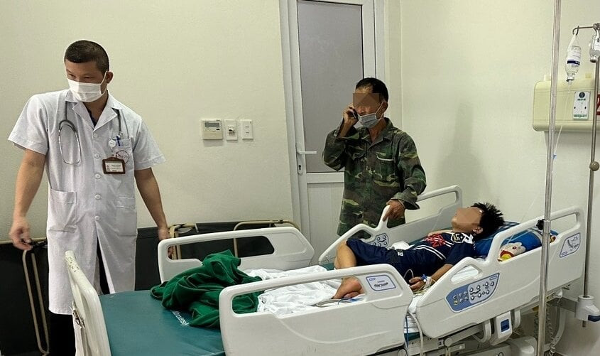 Trẻ 11 tuổi đang được điều trị tại Bệnh viện Bệnh nhiệt đới Trung ương. (Ảnh: Thanh Đặng)