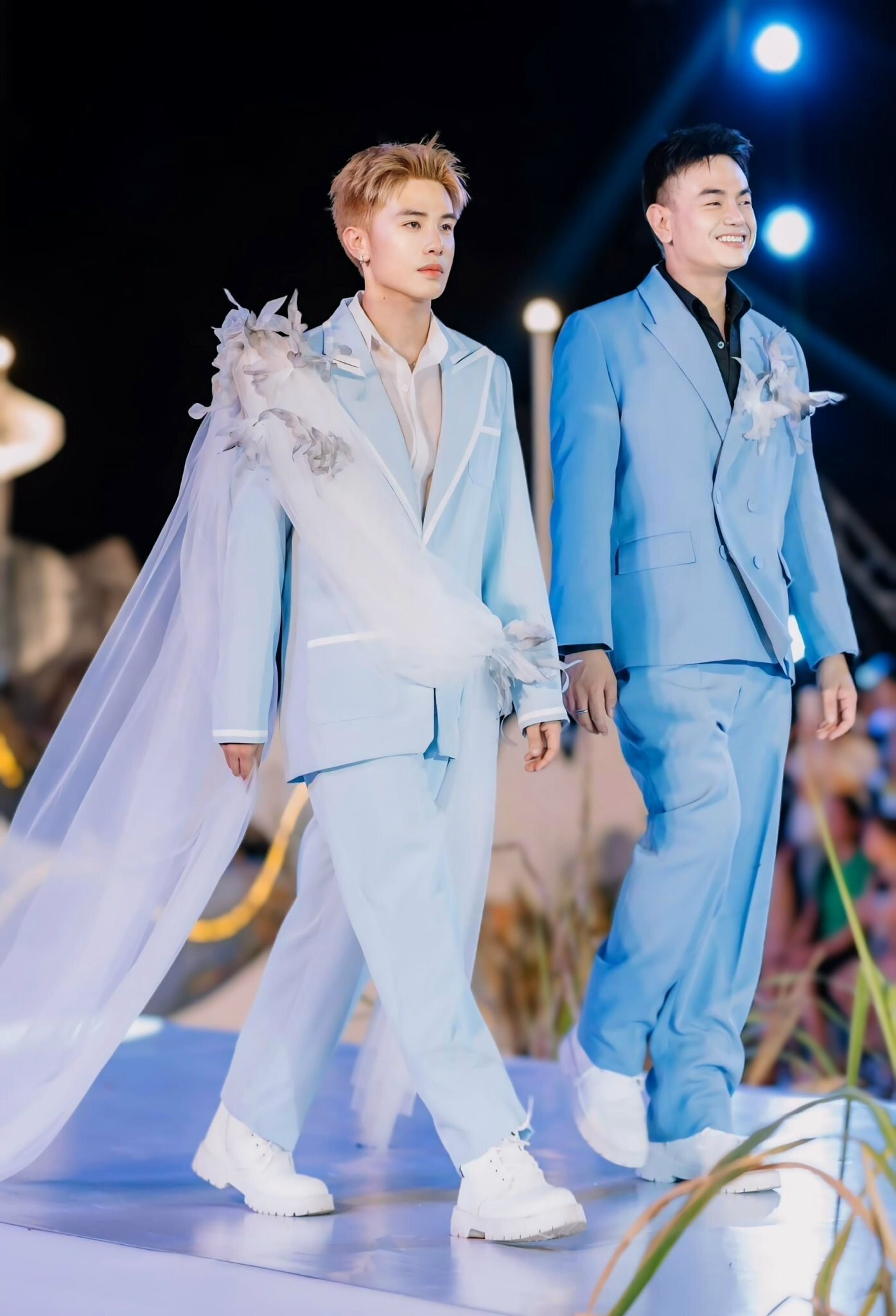 Người đứng sau dự án thời trang kết hợp thiện nguyện đặc biệt này chính là hai chàng trai Võ Hoàng Anh và Sùng Việt Anh - một bộ đôi vẫn thường hay được gọi bằng cái tên chung 