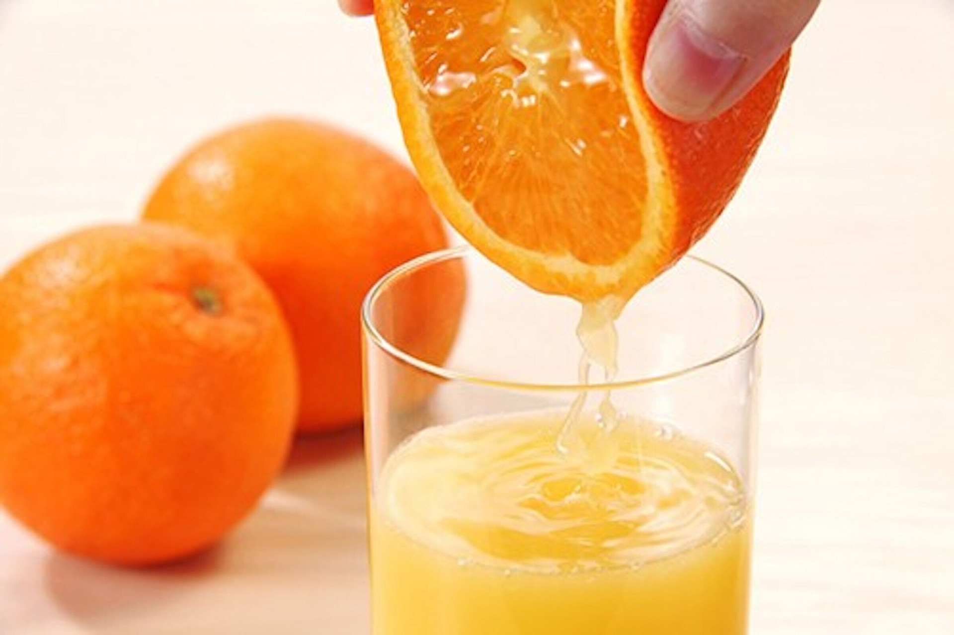 Uống bao nhiêu nước cam phụ thuộc vào giới tính, độ tuổi.